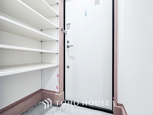 居住者の帰り、訪れる方を優しく迎えてくれる玄関です。