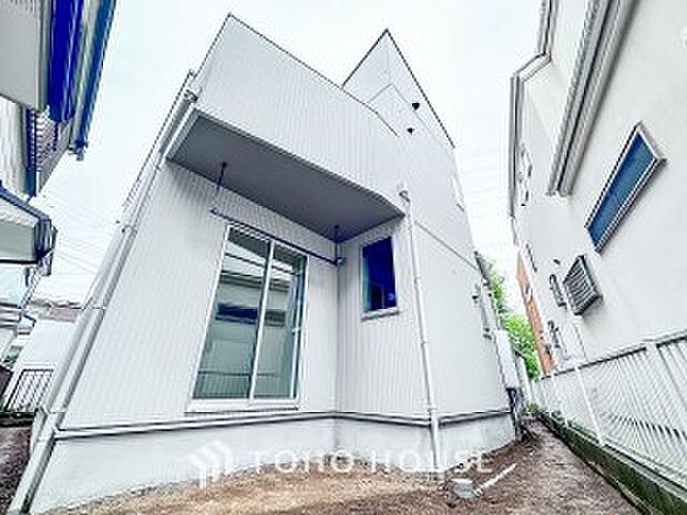 住む人を映し出す洗練された佇まいは、いつまでも輝き続けながらいつしか街の風景に溶け込んでいきます。