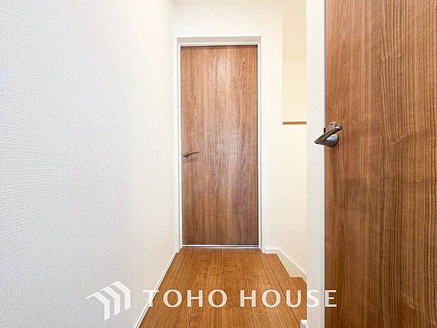 上質感漂う廊下。居住者の帰り、訪れる方を優しく迎える・安らぎに満ちた生活空間を予感させる。