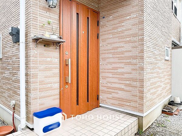 住む人や訪れる人やさしくエスコートする玄関アプローチ。