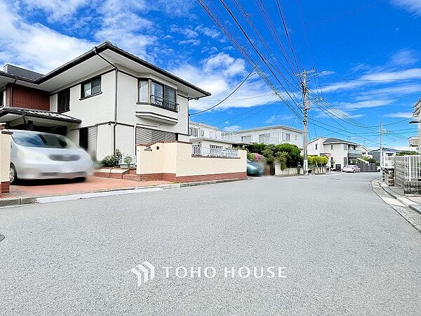 前面道路含む現地写真『快適』は「家」と「街」と「環境」が調和した時に訪れるだと改めて感じさせてくれます。
