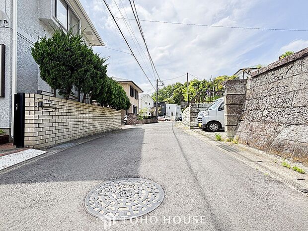 前面道路含む現地写真『快適』は「家」と「街」と「環境」が調和した時に訪れるだと改めて感じさせてくれます。