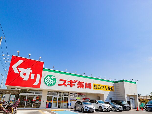 処方箋の取り扱いもある薬局です。薬の他、化粧品・お酒・食品・お米も品揃えがあります。