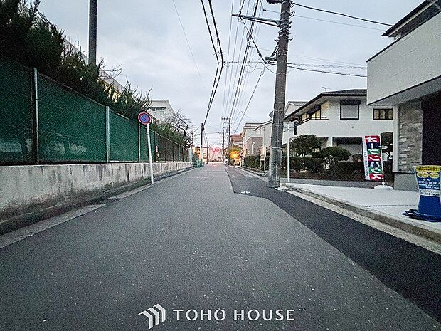 前面道路含む現地写真『快適』は「家」と「街」と「環境」が調和した時に訪れるだと改めて感じさせてくれます。