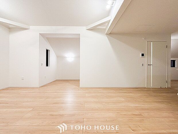 爽やかな色合いのフローリングと清潔感の溢れるクロスが明るい空間を創り出しているリビングダイニング。