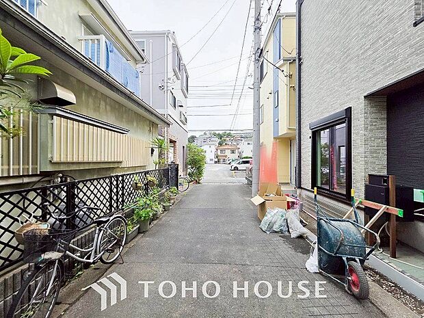 前面道路含む現地写真『快適』は「家」と「街」と「環境」が調和した時に訪れるだと改めて感じさせてくれます。