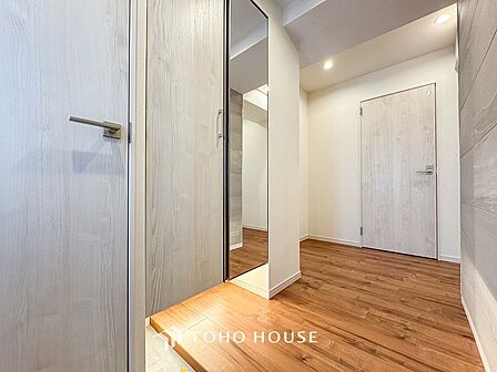 居住者の帰り、訪れる方を優しく迎えてくれる開放感のある玄関。