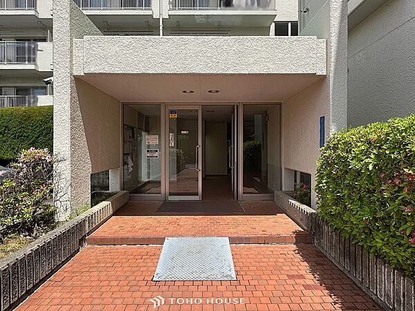 住む人や訪れる人やさしくエスコートする玄関アプローチ。