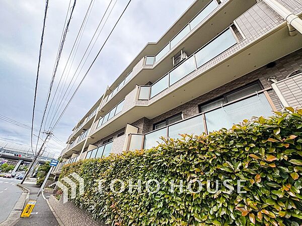 前面道路含む現地写真『快適』は「家」と「街」と「環境」が調和した時に訪れるだと改めて感じさせてくれます。