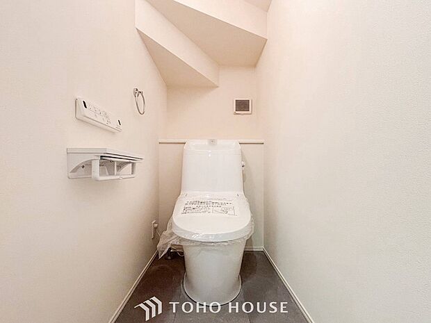 トイレはシンプルにホワイトで統一した温水洗浄付です。