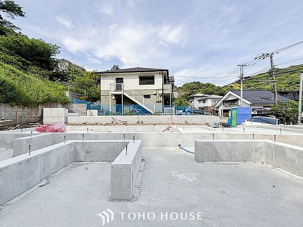 閑静な住宅街の陽当りに恵まれた土地。たくさんの想いが美しいカタチに彩られます。