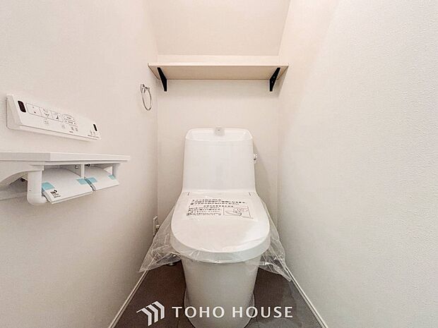 トイレはシンプルにホワイトで統一した温水洗浄付です。