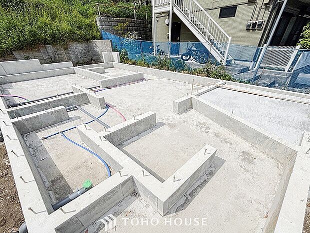 閑静な住宅街の一角、ひと時のくつろぎが生まれ、ゆっくりと愛着が育まれていきます。