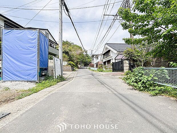 前面道路含む現地写真『快適』は「家」と「街」と「環境」が調和した時に訪れるだと改めて感じさせてくれます。