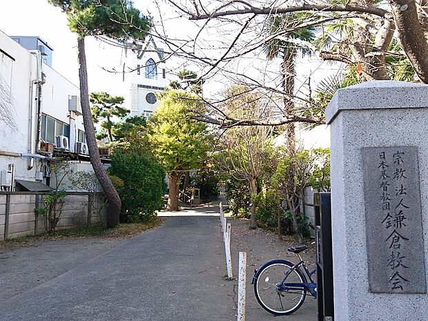 鎌倉市景観重要建築物に指定された礼拝堂と建物が鎌倉のランドマーク。キリスト教育のもと遊ぶことの大切さをモットーに先生方が温かく見守ってくれる幼稚園です。