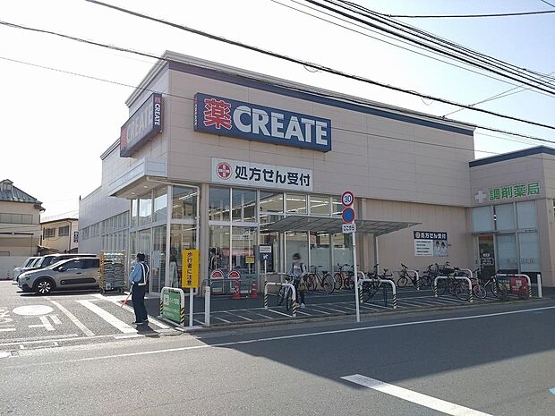 お薬や日用品はもちろん、冷蔵食品・冷凍食品・お酒などをお手ごろ価格で取り揃える頼もしいお店。