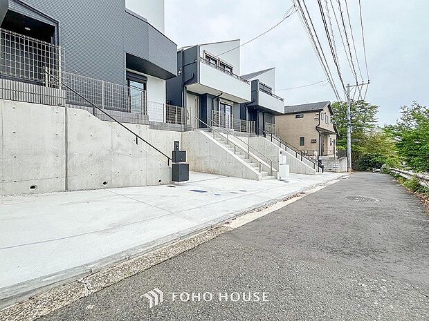 前面道路含む現地写真『快適』は「家」と「街」と「環境」が調和した時に訪れるだと改めて感じさせてくれます。