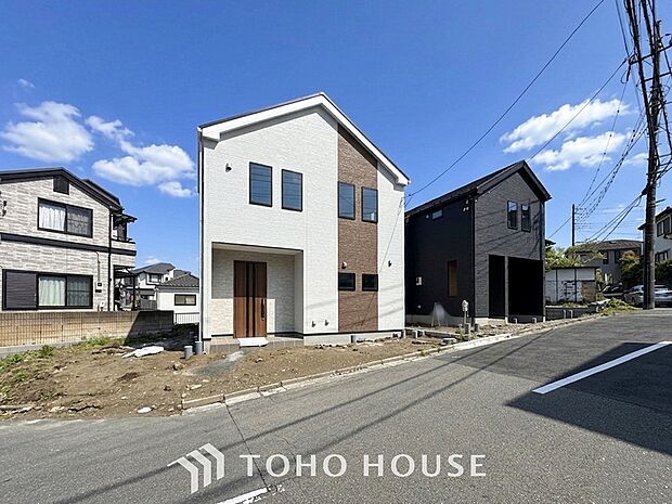 住む人を映し出す洗練された佇まいは、いつまでも輝き続けながらいつしか街の風景に溶け込んでいきます。