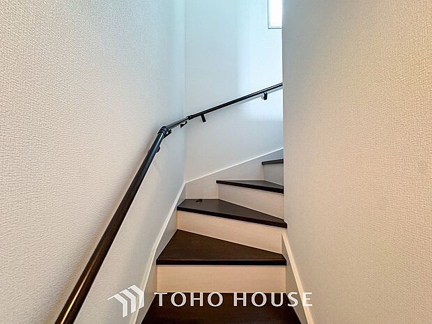 パブリックゾーンとプライベートゾーン繋ぐ階段。豊かな陽光が注ぎ込み、爽やかな住空間を演出。