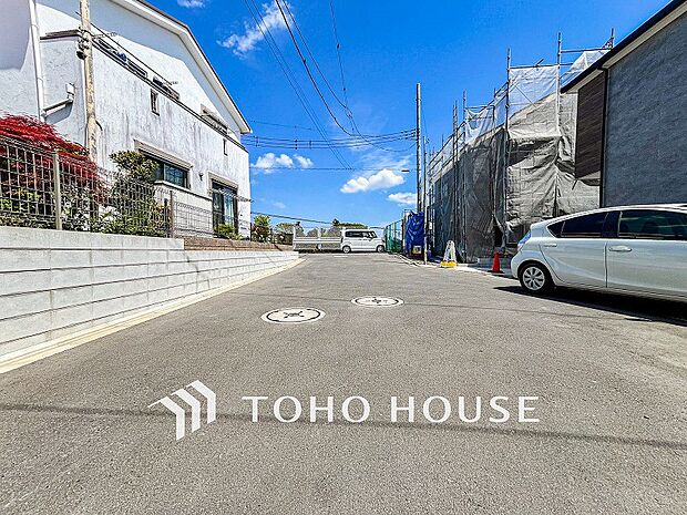 前面道路含む現地写真『快適』は「家」と「街」と「環境」が調和した時に訪れるだと改めて感じさせてくれます。