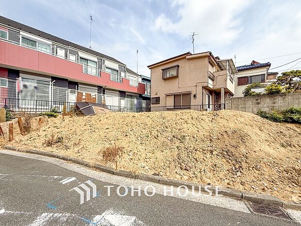 閑静な住宅街の陽当りに恵まれた土地。たくさんの想いが美しいカタチに彩られます。