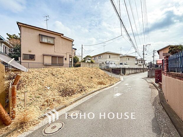前面道路含む現地写真『快適』は「家」と「街」と「環境」が調和した時に訪れるだと改めて感じさせてくれます。