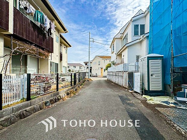 前面道路含む現地写真『快適』は「家」と「街」と「環境」が調和した時に訪れるだと改めて感じさせてくれます。
