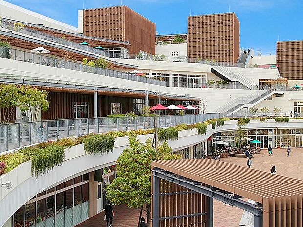 辻堂駅直結のショッピングエリア。ファッション、レストラン、雑貨などお洒落なお店が揃います。