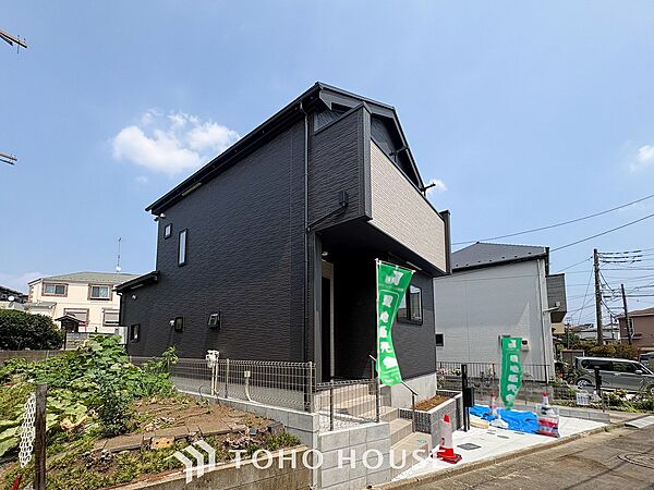 住む人を映し出す洗練された佇まいは、いつまでも輝き続けながらいつしか街の風景に溶け込んでいきます。