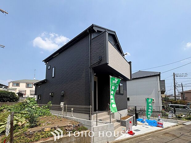 住む人を映し出す洗練された佇まいは、いつまでも輝き続けながらいつしか街の風景に溶け込んでいきます。