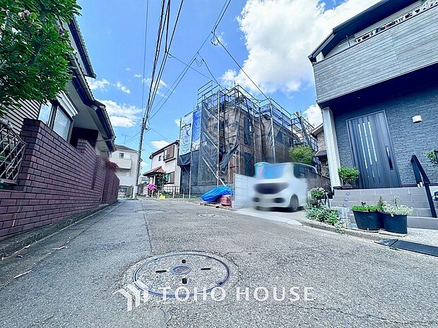 前面道路含む現地写真『快適』は「家」と「街」と「環境」が調和した時に訪れるだと改めて感じさせてくれます。