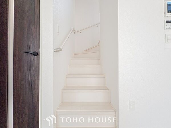 パブリックゾーンとプライベートゾーン繋ぐ階段。豊かな陽光が注ぎ込み、爽やかな住空間を演出。