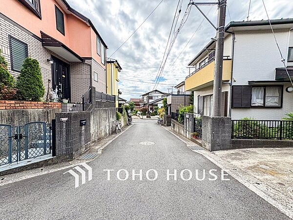 前面道路含む現地写真『快適』は「家」と「街」と「環境」が調和した時に訪れるだと改めて感じさせてくれます。