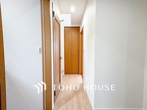 上質感漂う廊下。居住者の帰り、訪れる方を優しく迎え安らぎに満ちた生活空間を予感させます。