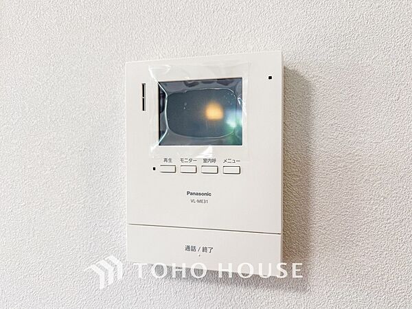 来訪者と通話ができ、モニターで姿が確かめられるインターホンを採用しました。暮らしの安心感を一層高めます。