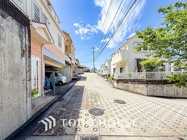 前面道路含む現地写真『快適』は「家」と「街」と「環境」が調和した時に訪れるだと改めて感じさせてくれます。