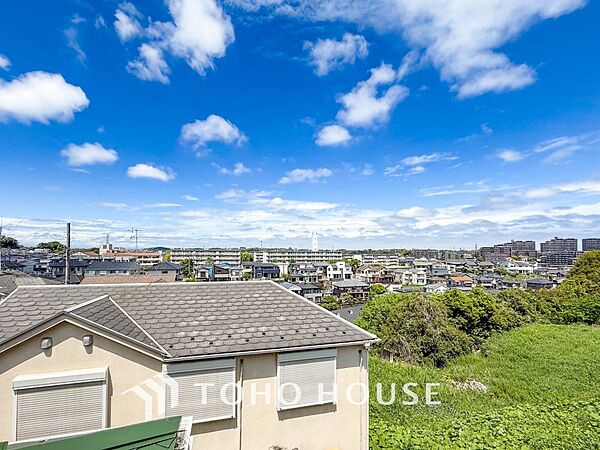 木々の緑がまぶしい、豊かな緑と静寂。ずっと見ていたいと思わせてくれる景色。