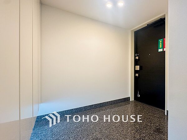居住者の帰り、訪れる方を優しく迎えてくれる開放感のある玄関。