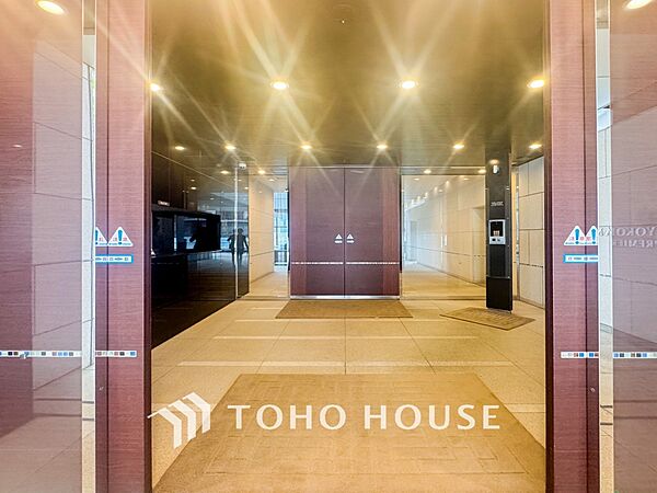 住まう誇らしさと安心感を演出する落ち着いた雰囲気のロビー。