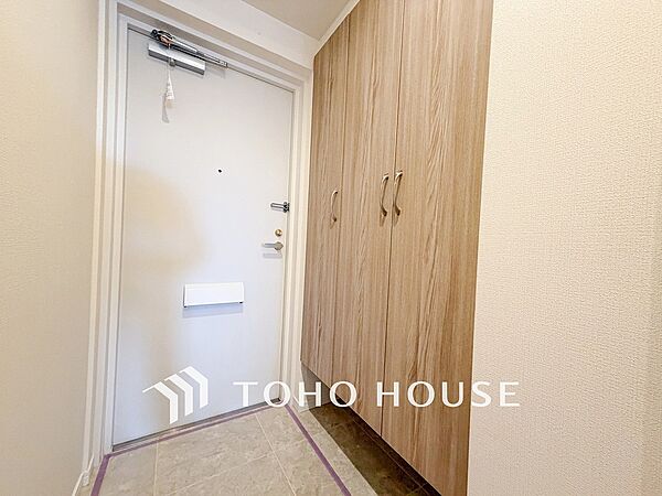 居住者の帰り、訪れる方を優しく迎えてくれる開放感のある玄関。