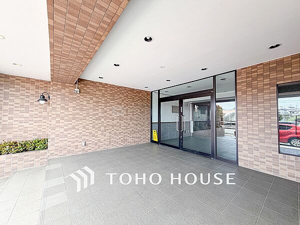 住まう誇らしさと安心感を演出する落ち着いた雰囲気のエントランス。