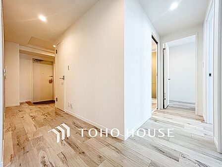 上質感漂う廊下。居住者の帰り、訪れる方を優しく迎える・安らぎに満ちた生活空間を予感させる。