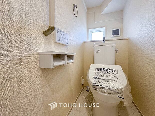 換気と明るさに配慮した清潔感溢れるトイレ。落ち着いた空間で安らぎのひとときをお過ごしいただけます。