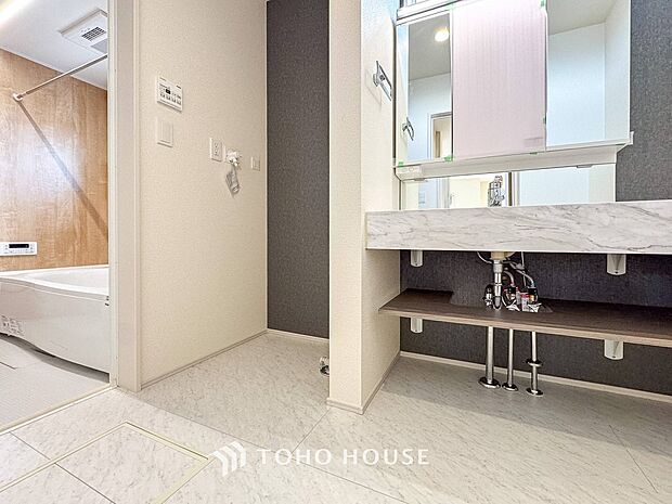 落ち着いた空間を演出するカラーと、ゆったりお使い頂ける広さが魅力のパウダールーム。