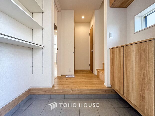 落ち着いた色を基調としていて、明るく優しい玄関となっています。
