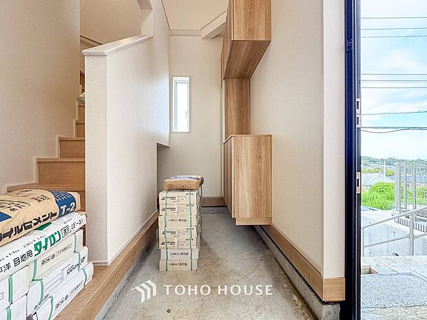 落ち着いた色を基調としていて、明るく優しい玄関となっています。