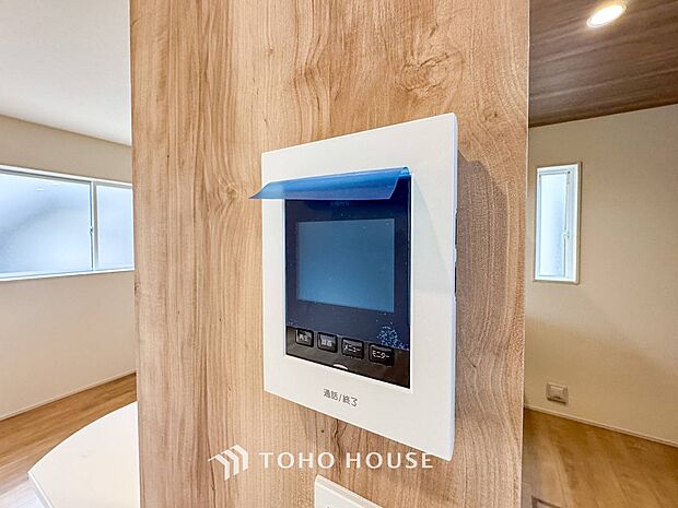 誰が来てもわかる様にモニター付きインターホンを設置。快適と安らぎを合わせた優しい設計。