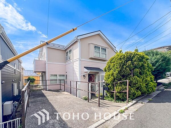 住む人や訪れる人やさしくエスコートする玄関アプローチ。