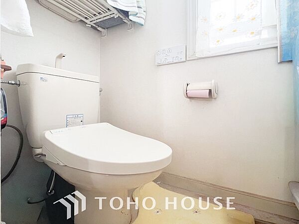 トイレはシンプルにホワイトで統一した温水洗浄付です。