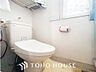 トイレ：トイレはシンプルにホワイトで統一した温水洗浄付です。